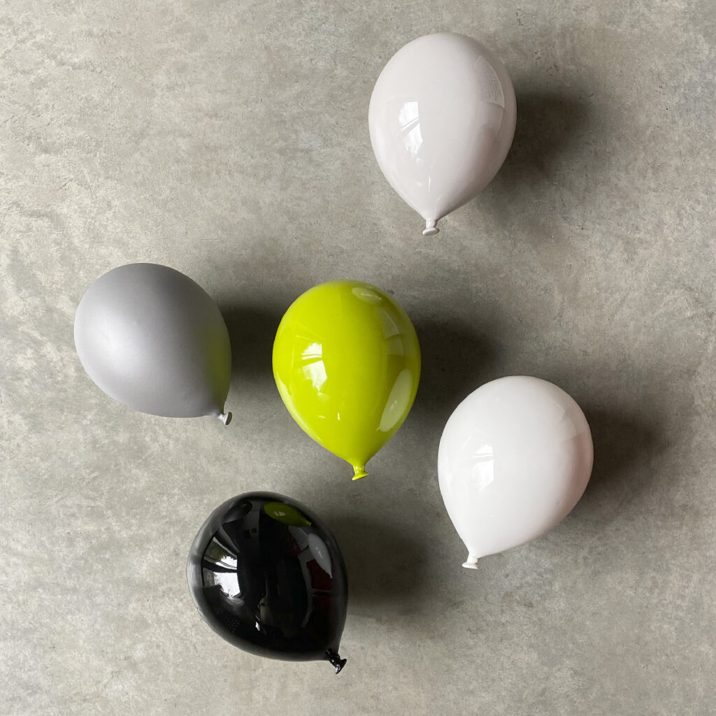 palloncini in ceramica balloons in bianco, nero, grigio e verde