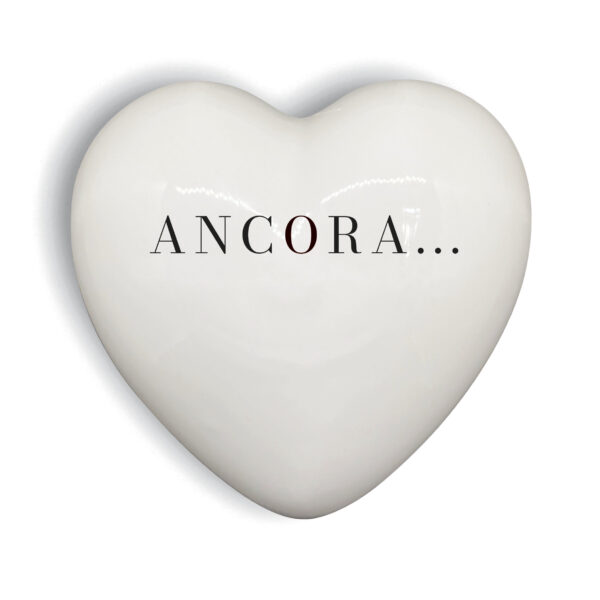 cuore in ceramica bianco con la scritta Ancora