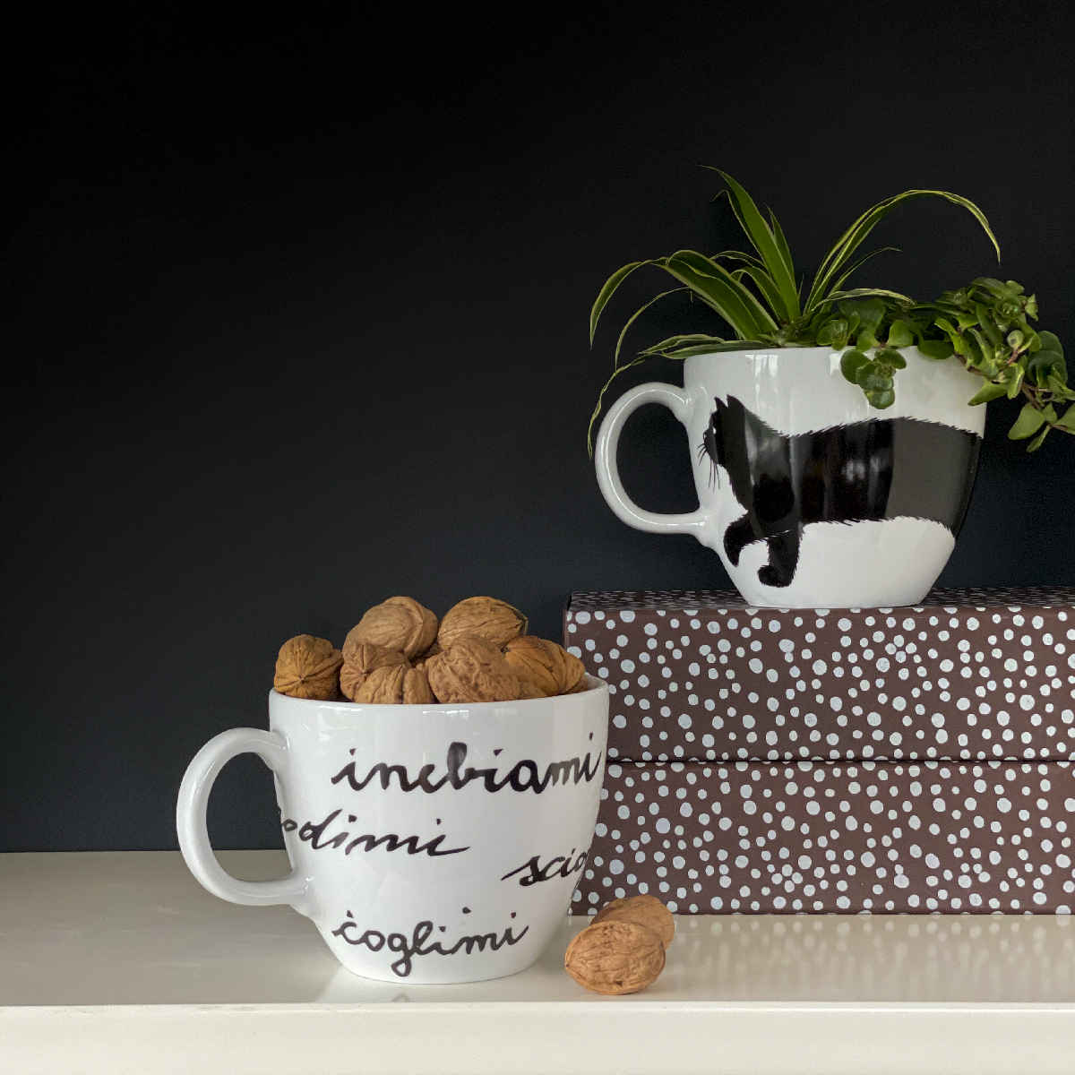 Tazze grandi bianche usate come vaso e porta noci