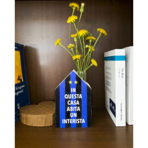 La casa dell'Arte Inter tra i libri di uno scaffale