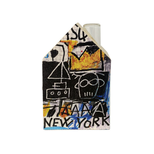 casa essenziale in legno con fronte decorato stile omaggio a Basquiat