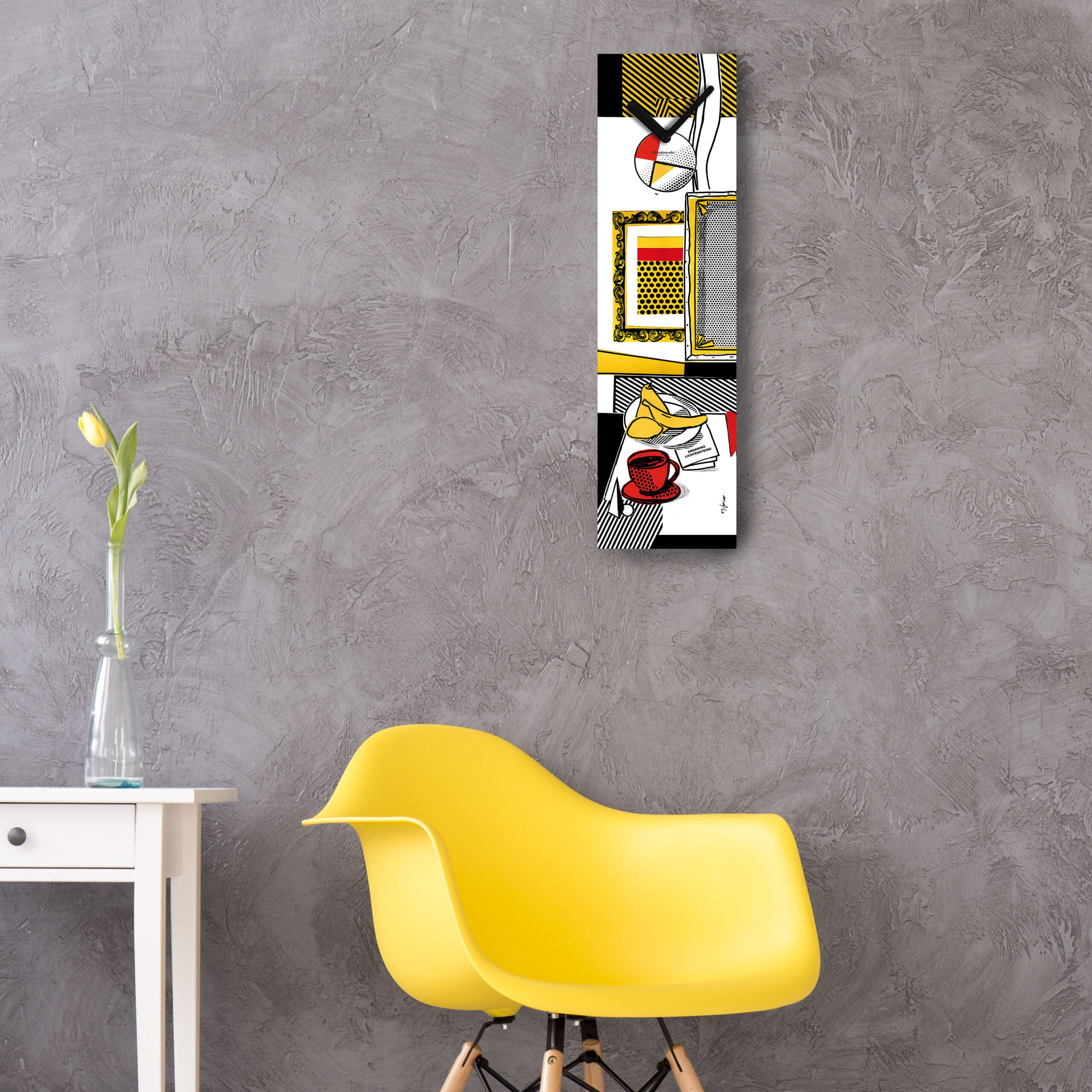 orologio a muro verticale appeso su una parete grigia