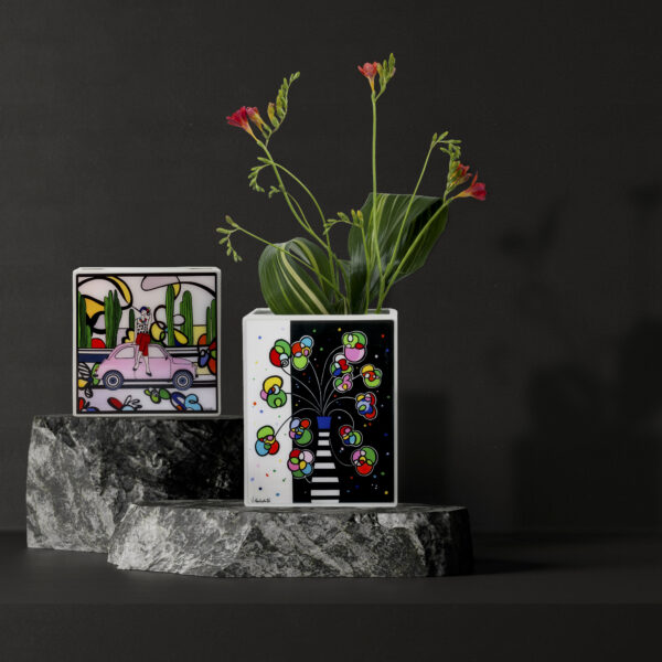 umidificatore per caloriferi e vaso in ceramica decorati frontalmente con opere artistiche di Virginia Benedicto