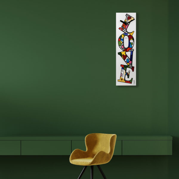 su parete verde è appeso un orologio a muro bianco con la scritta LOVE