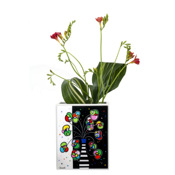 vaso in ceramica bianco, di tipo rettangolare, con decoro in resina siliconata artwork pop