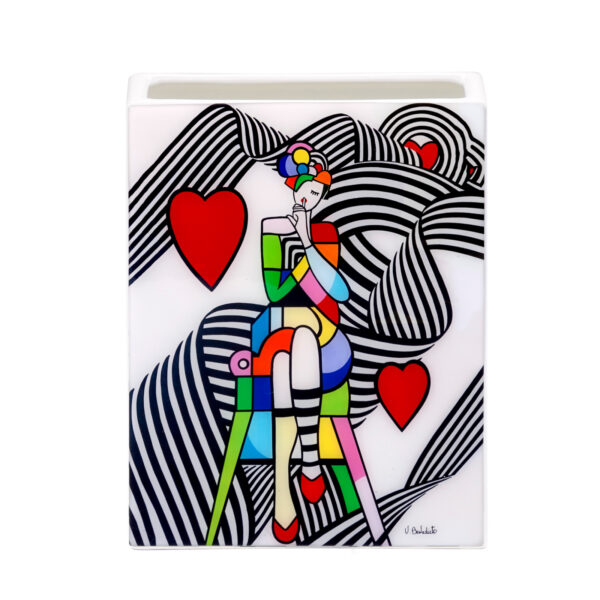 vaso rettangolare in ceramica bianco con decorazione di Virginia Benedicto