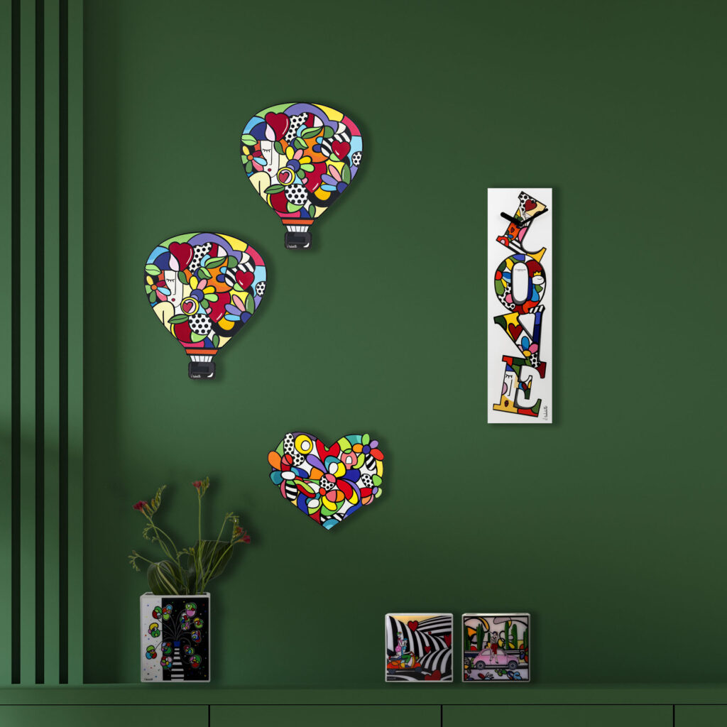 oggetti decorativi appesi e appoggiati su una parete color verde pino