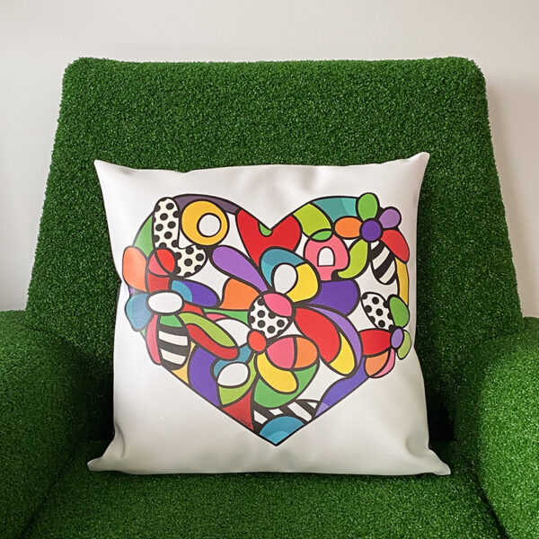 cuscino arredo 40x40 cm in morbida ecopelle bianca con decorazione a forma di cuore in stile pop