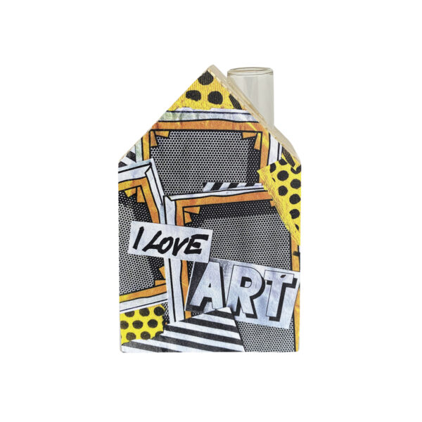 vaso in legno a forma di casa stilizzata con provetta in vetro che funge da camino