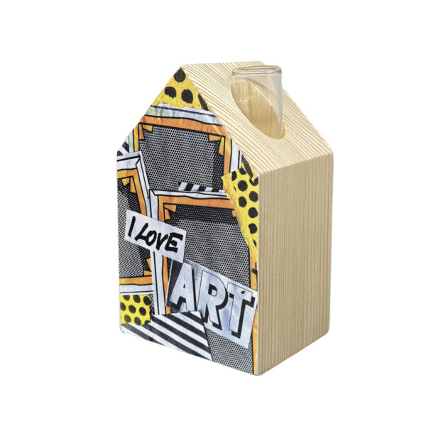 casetta in legno stilizzata con inserto in vetro che funge da vaso monofiore