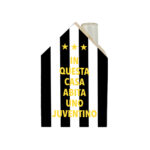 casetta stilizzata in legno con provetta di vetro che funge da camino/vaso