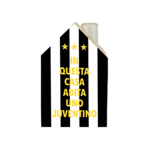 casetta stilizzata in legno con provetta di vetro che funge da camino/vaso