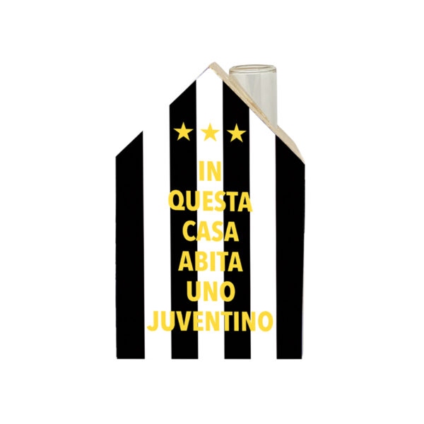 casetta stilizzata in legno con provetta di vetro che funge da camino/vaso