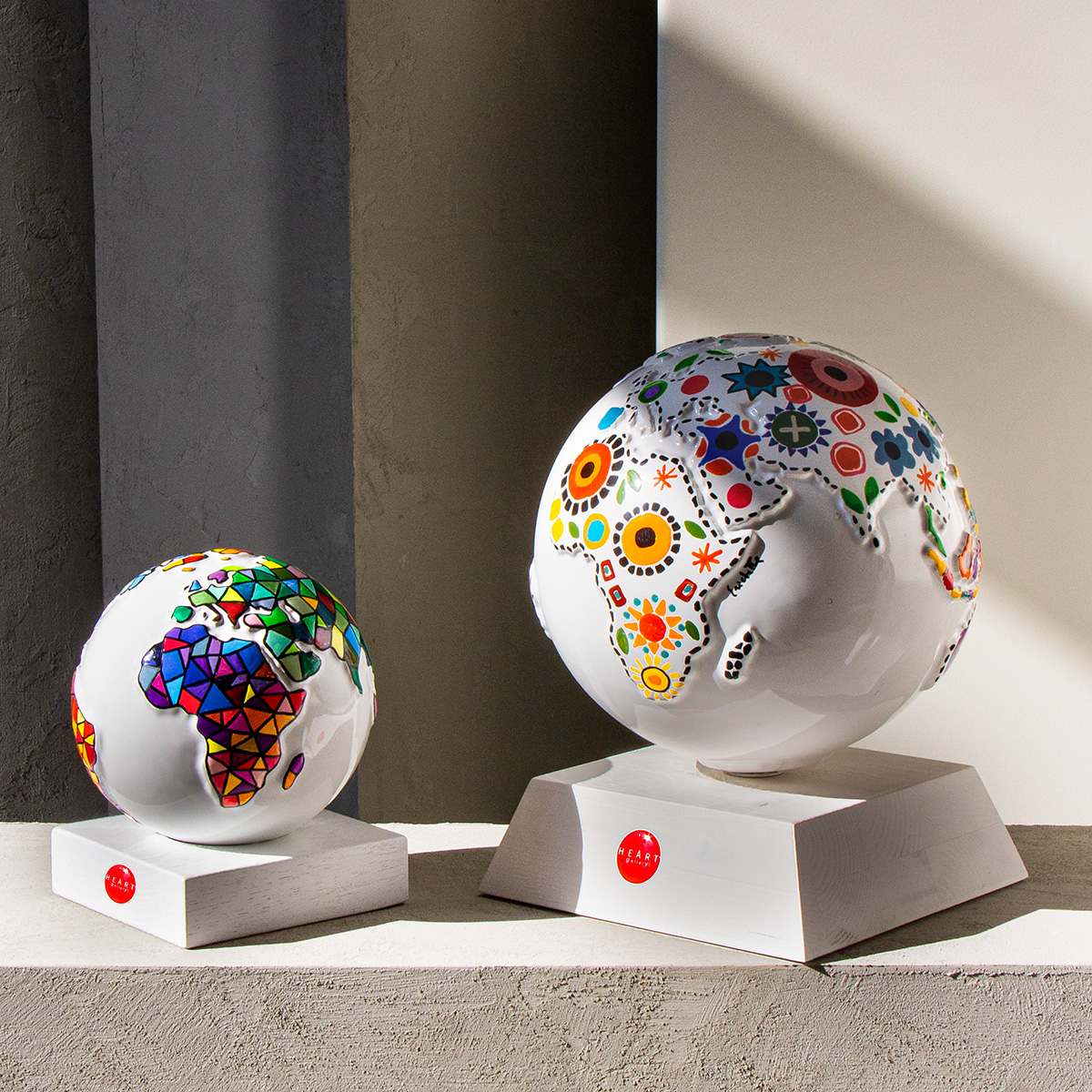 oggetti d'arredo composti da un mappamondo stilizzato in ceramica dipinto a mano