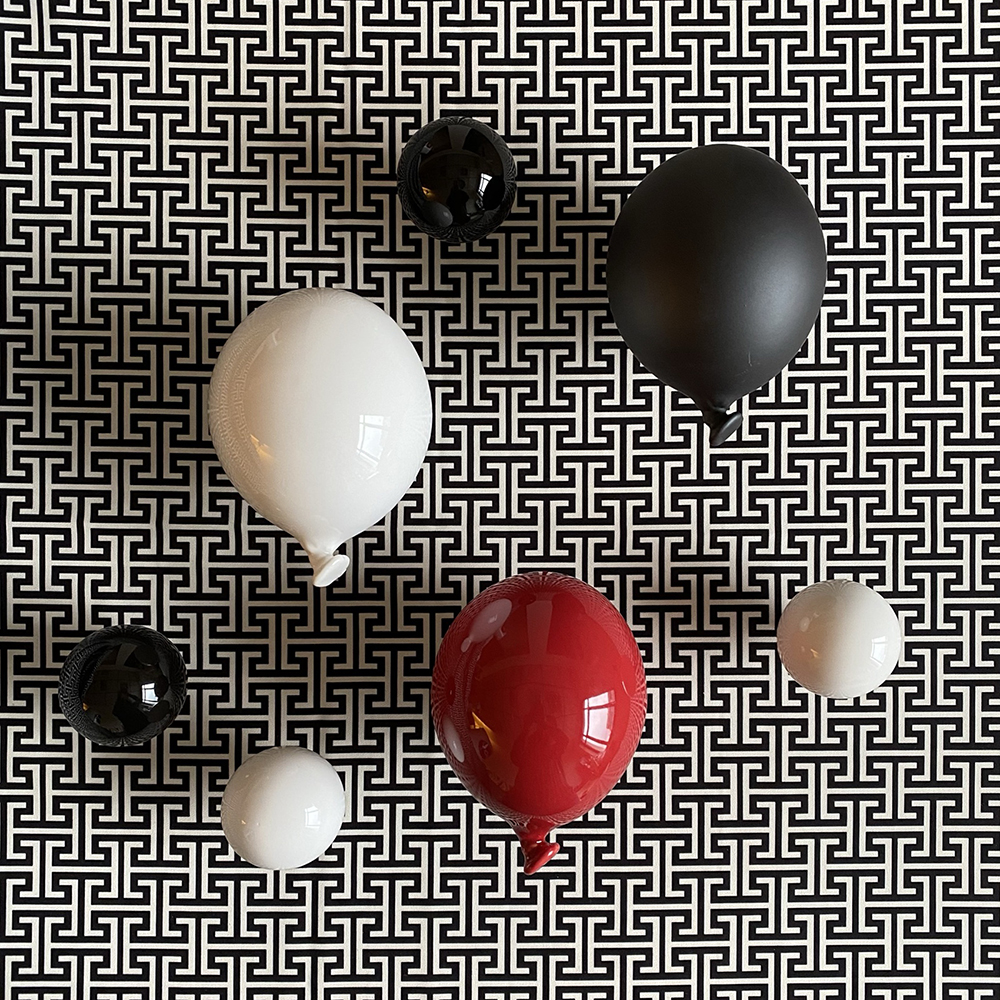 palline e palloncini in ceramica fungono da appendiabiti di design